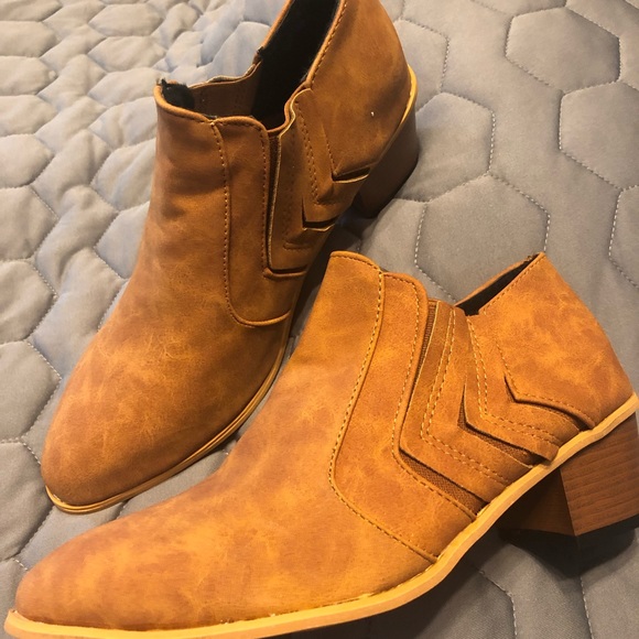 Solid Round Toe Heeled Booties - Picture 3 of 4